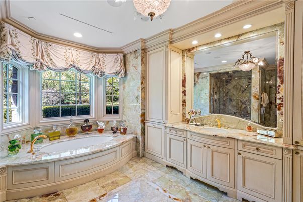 Bathroom, Dual Sink Vanities, Interior, Recessed Lighting