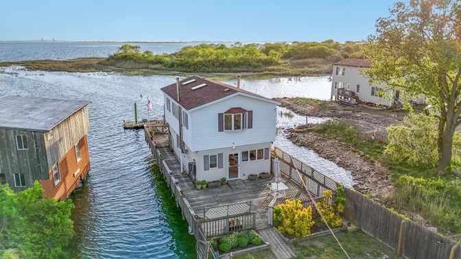 Exterior, Lake