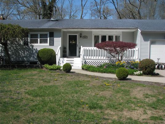Exterior, Facade, Ranch