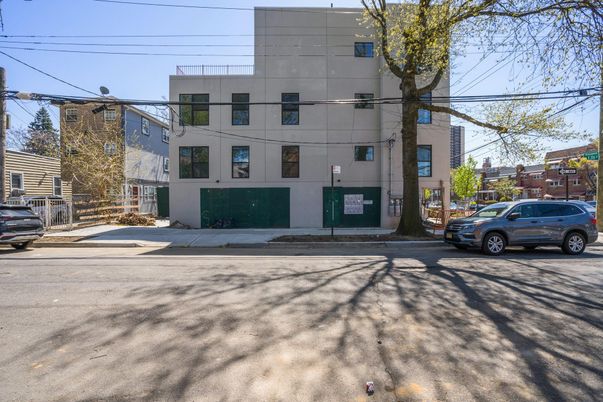 Exterior, Facade, Modern
