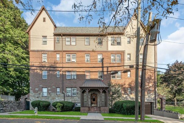 Exterior, Facade, Brick Facade, Rowhouse