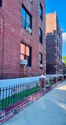 Exterior, Facade, Brick Facade, Rowhouse