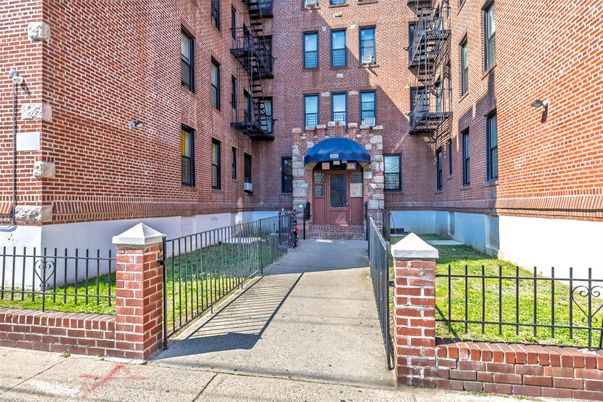 Exterior, Facade, Brick Facade, Rowhouse