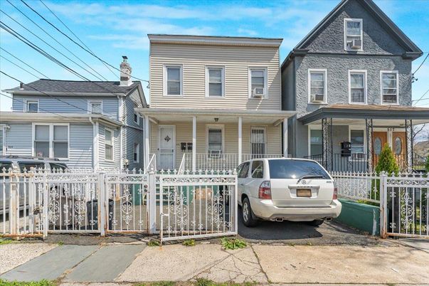 Exterior, Facade, Queen Anne Victorian