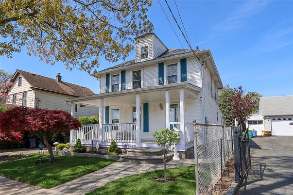 Attached, Exterior, Facade, American Foursquare