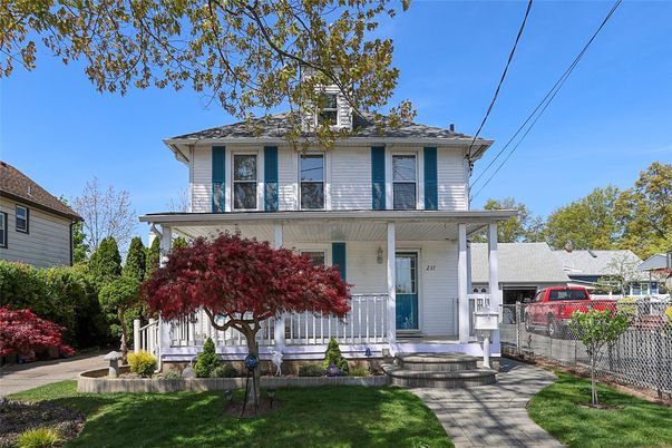 Exterior, Facade, American Foursquare