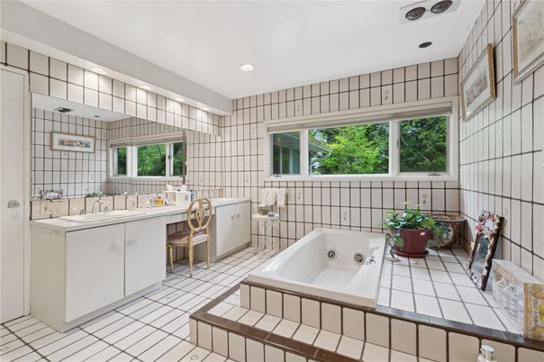 Bathroom, Interior, Recessed Lighting