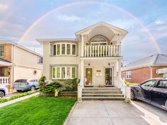 Exterior, Facade, Brick Facade, Queen Anne Victorian