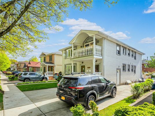 Exterior, Facade, Brick Facade, Rowhouse