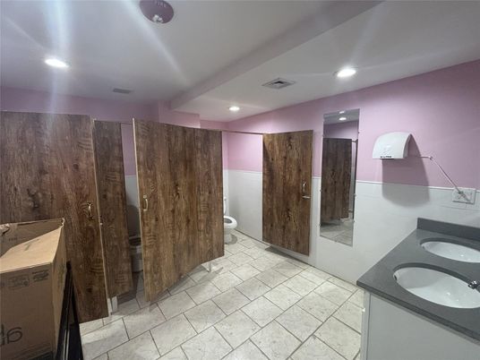 Bathroom, Dual Sink Vanities, Interior, Recessed Lighting