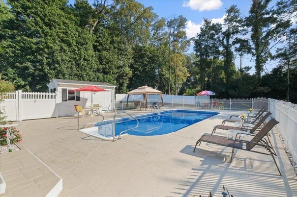 Exterior, Pool