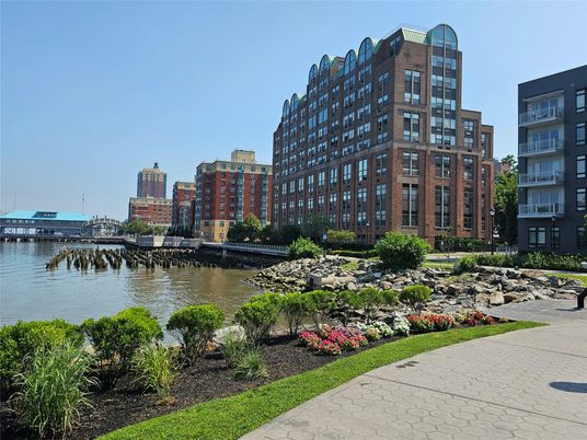 Exterior, Facade, Lake, Highrise