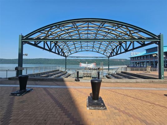 Exterior, Lake