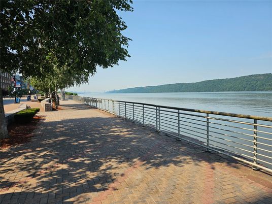 Exterior, Lake