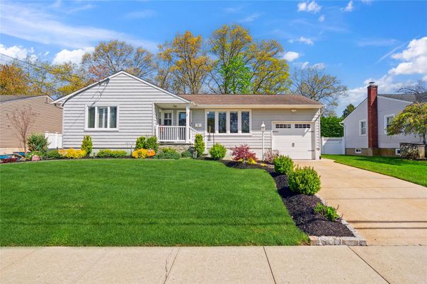 Attached, Exterior, Facade, Ranch