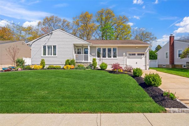 Attached, Exterior, Facade, Ranch