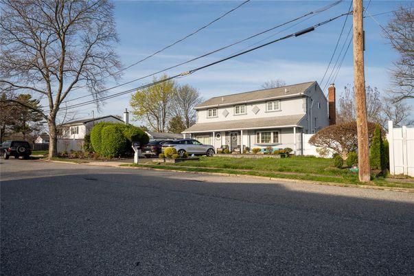 Exterior, Facade, American Foursquare