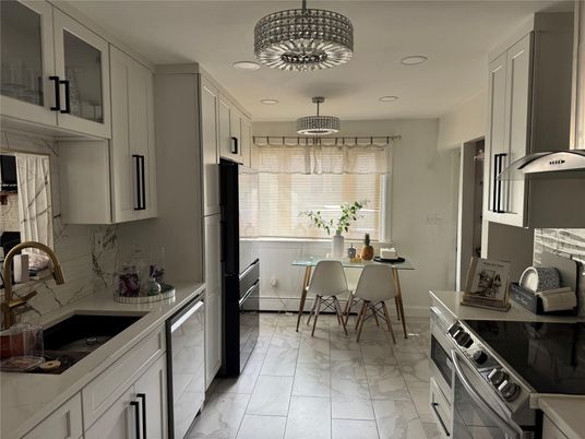 Chandelier, Dining room, Interior, Kitchen, Marble, Recessed Lighting