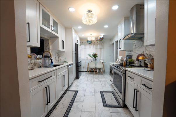 Chandelier, Dining room, Interior, Kitchen, Marble, Recessed Lighting, Stainless Steel Appliances