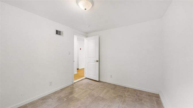 Empty room, Interior