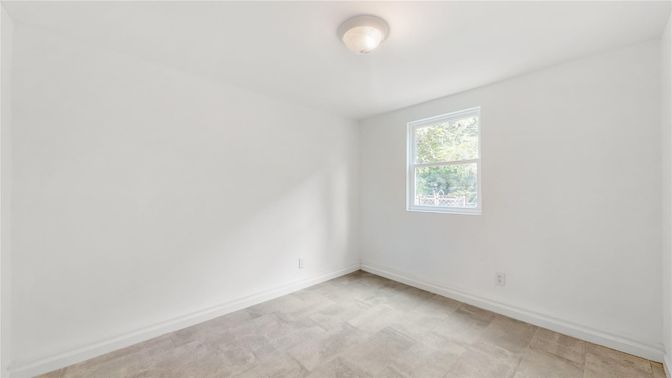 Empty room, Interior