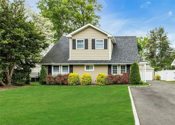 Attached, Exterior, Facade, Cape Cod