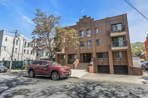 Exterior, Facade, Brick Facade, Rowhouse