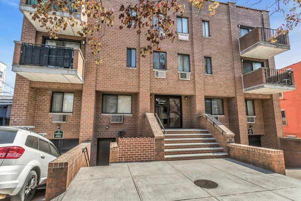 Exterior, Facade, Brick Facade, Rowhouse