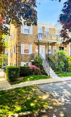 Exterior, Facade, Brick Facade, Rowhouse
