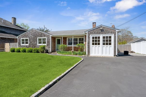 Exterior, Facade, Ranch