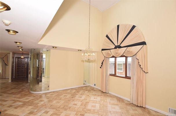 Chandelier, Interior