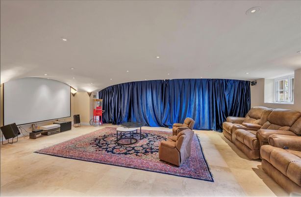 Interior, Living room, Projection Screen, Recessed Lighting, Theatre Room