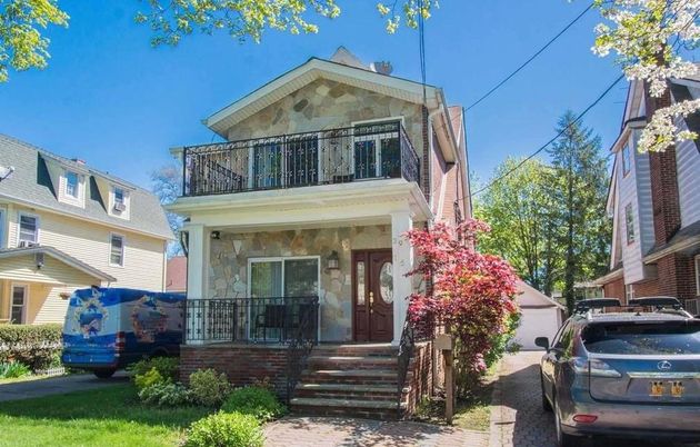Exterior, Facade, Brick Facade, American Foursquare