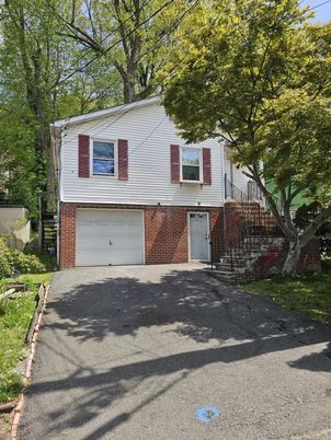 Attached, Exterior, Facade, Brick Facade, Raised Ranch