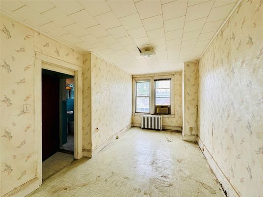 Empty room, Interior