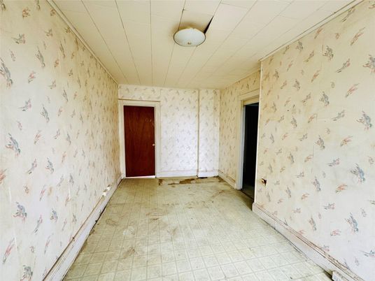 Empty room, Interior