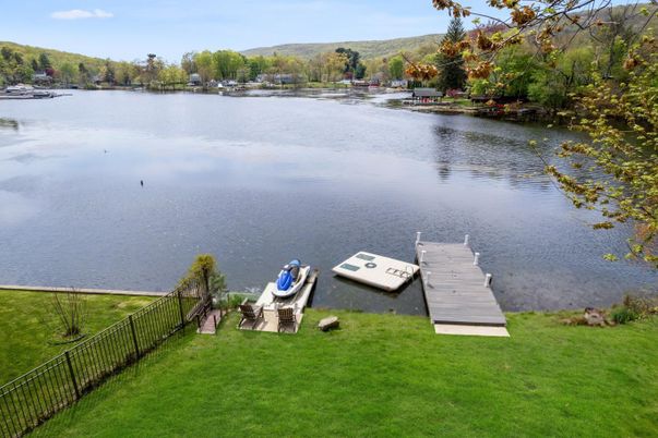 Exterior, Lake