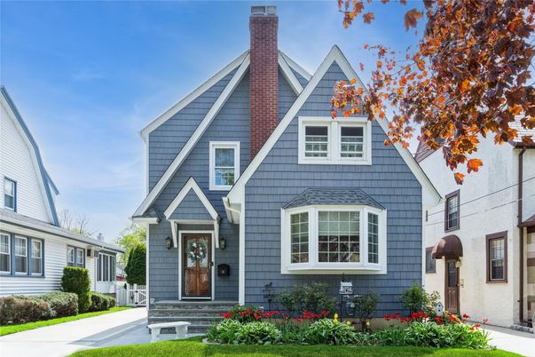 Exterior, Facade, Queen Anne Victorian