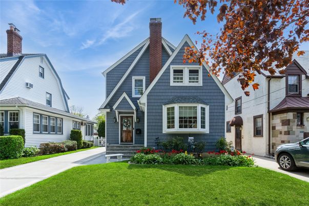 Exterior, Facade, Queen Anne Victorian