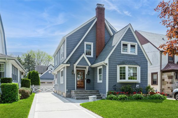 Exterior, Facade, Queen Anne Victorian