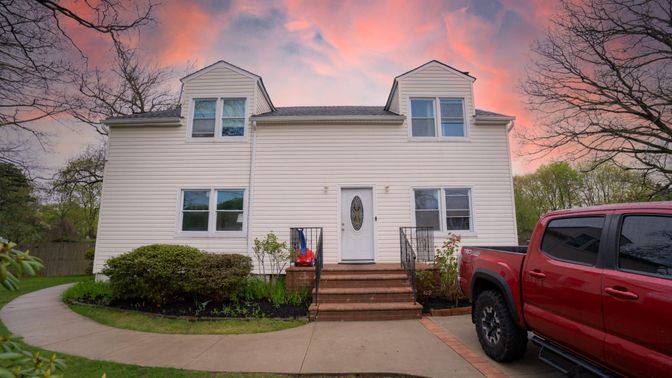 Exterior, Facade, American Foursquare
