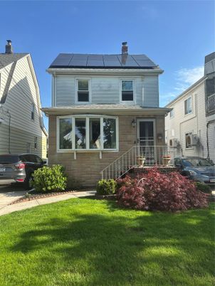 Exterior, Facade, Solar Panels, American Foursquare
