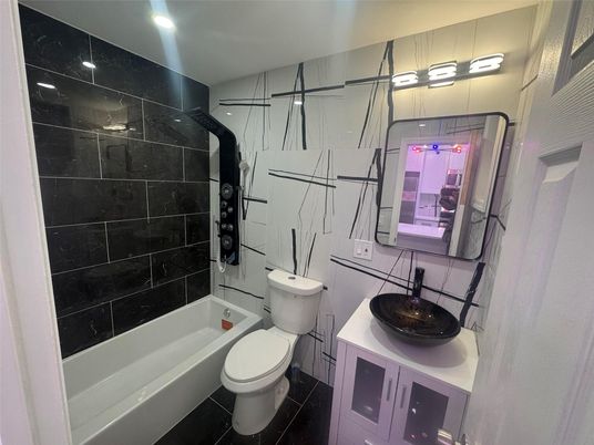 Bathroom, Interior, Recessed Lighting