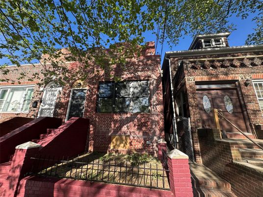 Exterior, Facade, Brick Facade, Rowhouse