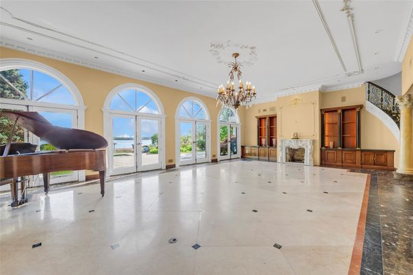 Chandelier, Fireplace, Interior, Piano, Recessed Lighting