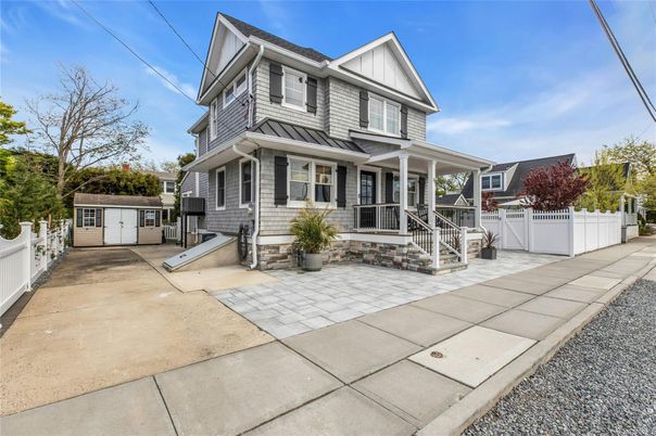 Exterior, Facade, Queen Anne Victorian