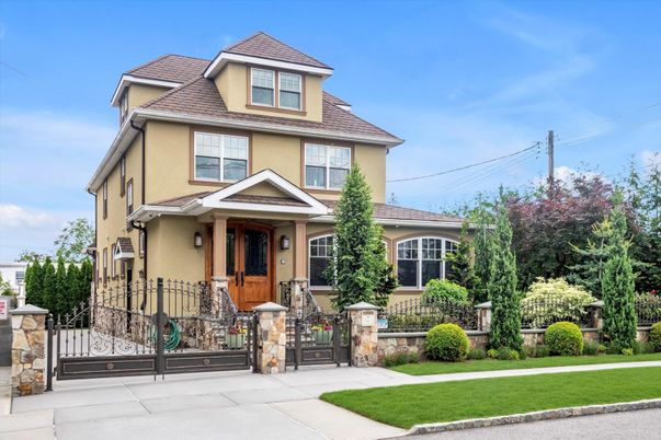 Exterior, Facade, Queen Anne Victorian