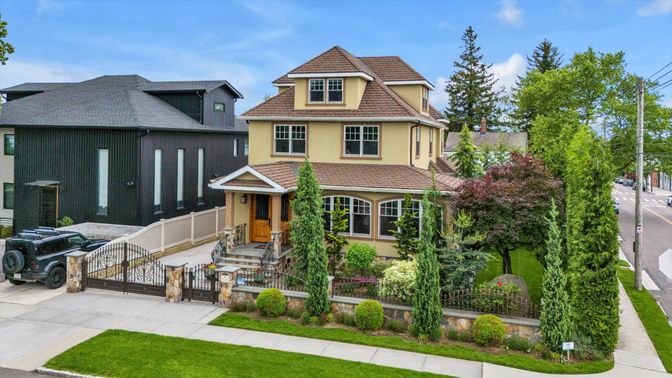 Exterior, Facade, Queen Anne Victorian