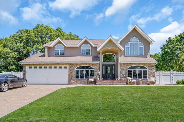 Attached, Exterior, Facade, Brick Traditional