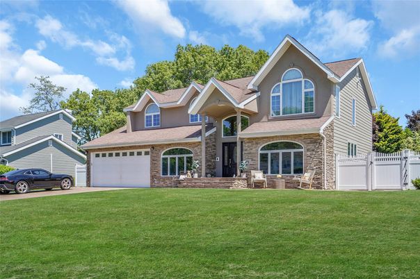 Attached, Exterior, Facade, Brick Traditional